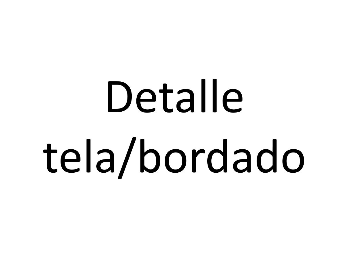 Detalle de bordado en uniforme escolar Happy College